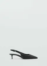 Zapato destalonado negro de tejido de fibra natural con detalle de tachuelas, punta fina, cierre de hebilla y tacón kitten.