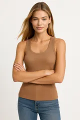 Musculosa de bretel ancho color marrón, de algodón canalé, al cuerpo y cuello redondo.