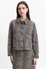 Campera de jean azul oscuro de corte relajado.