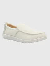 Zapatillas slip on beige de tela, con suela de goma blanca.