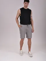 Bermuda negra de corte recto, con bolsillos laterales con cierre y logo estampado en la pierna izquierda.