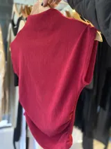 Top marrón de cuello alto y mangas cortas, confeccionado en tela elastizada.