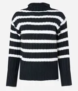 Suéter de punto para mujer con diseño a rayas horizontales en blanco y negro. Presenta una textura acanalada, cuello alto y mangas largas.