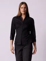 Camisa negra de algodón con cuello con solapa, abertura central con botones, delantera tableada y mangas 3/4. Laterales elastizados.