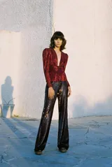 Pantalón palazzo de talle alto con lentejuelas azules, ideal para ocasiones especiales.