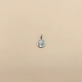 Dije redondo de plata 925 con la imagen de la Virgen Niña grabada.
