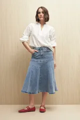 Falda midi de denim azul con corte evasé, cintura alta y bolsillos laterales.