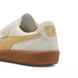 Championes Puma Palermo LTH, color blanco con detalles en lila y suela color caramelo.