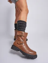 Bota corta de cuero negro con dos correas con hebillas metálicas y suela track.