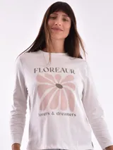 Remera blanca de manga larga con cuello redondo y estampado frontal con la frase "All my love darling" en color celeste.
