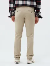 Pantalón de gabardina azul marino, corte skinny, con bolsillos laterales y traseros.