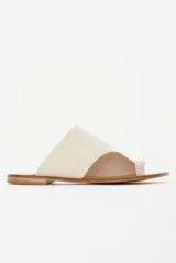 Sandalias de cuero color marrón con tira ancha sobre el empeine y abertura para el dedo gordo.