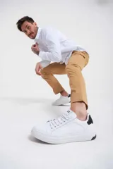 Zapatillas blancas con detalles en negro, diseño urbano y suela cómoda.