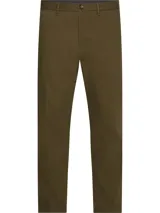 Pantalón chino color verde oliva, de corte recto, con bolsillos laterales y traseros.