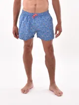 Short de baño celeste con estampado de autos y palmeras, cintura elastizada con cordón ajustable color naranja.