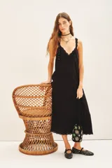 Vestido midi negro con breteles finos de encaje y detalle de tachas termo adhesivas.