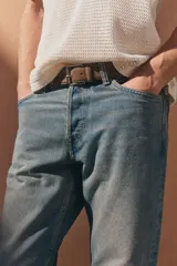 Pantalón de jean celeste con efecto gastado, de corte recto y tiro medio.