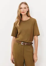 Blusa azul de tejido de punto con mangas cortas y cuello redondo.
