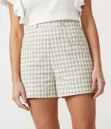 Short de tiro alto con estampado de cuadros en tonos beige y verde, con botones decorativos en la cintura.