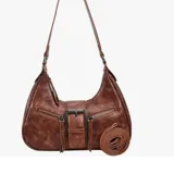 Cartera marrón de eco cuero con correa de hombro ajustable y cierre con hebilla metálica.