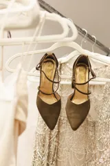 Zapato de tacón bajo color negro, con punta fina y tiras cruzadas sobre el empeine.