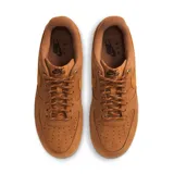 Championes Nike Air Force 1 '07 color marrón, de cuero, con suela de goma y logo Nike en el lateral.