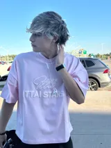 Remera celeste de corte holgado con cuello redondo y estampado en relieve con el logo de la marca y la frase "Ittai Stars".