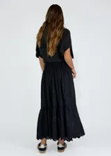 Pollera larga color beige con bordado calado y cintura elastizada.