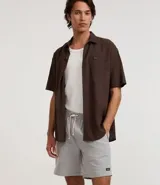 Bermuda masculina de sarga, color verde claro con estampado de rayas finas. Posee cintura elástica con cordón para ajuste y bolsillos.