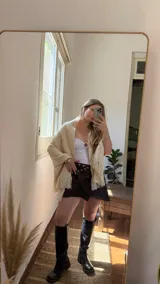 Chal color crema tejido a mano en lana merino peinada con flecos.