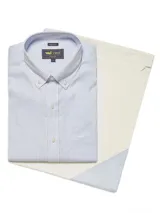 Camisa de hombre a rayas verticales celestes y blancas, de corte regular, manga larga y cuello americano abotonado. Tiene un bolsillo en el pecho con el logo de la marca bordado.