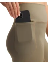 Calza larga color marrón, de tiro alto y corte ajustado.