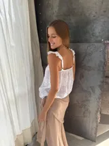 Musculosa blanca con bordado floral y breteles con volados.