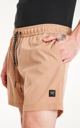 Short de baño color beige, de calce regular, con elástico en la cintura y cordón para ajustar.