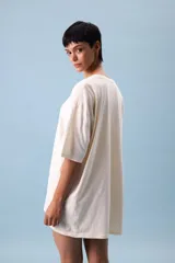 Remera de algodón color azul con estampado frontal con el texto 'Menos etiquetas, más amor'.