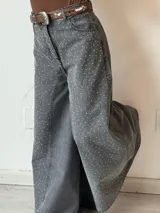 Pantalón de jean gris de corte ancho con apliques de strass blancos.