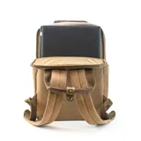 Mochila marrón de tela canvas con compartimento para notebook y accesorios de mate.