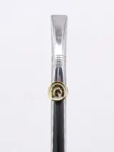 Bombilla de acero inoxidable plateada con detalle de medalla dorada con forma de herradura.