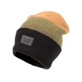Gorro de lana negro con doblez y detalle de etiqueta de cuero sintético con logo de la marca. La parte superior es de color verde militar.