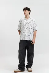 Camisa de manga corta estampada con cuello pijama.