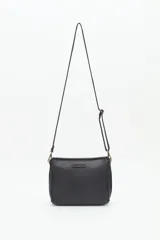 Cartera bandolera verde de cuero vacuno con bordado de flores y tachas doradas y plateadas. Tiene cierre metálico superior, forro de algodón, división interna, bolsillo y tarjetero. La correa es regulable.