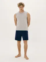 Conjunto de pijama para hombre, compuesto por una musculosa gris y un short azul marino.