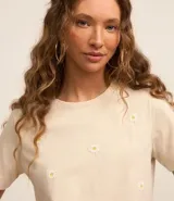 Blusa baby look color beige con bordado de margaritas.