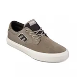 Championes Etnies Barge Plus color gris topo, de corte bajo, capellada de lona, logo de la marca en el lateral y suela vulcanizada blanca.