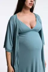 Camisón maternal gris claro con breteles finos regulables y escote en V.