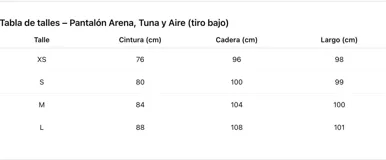 Pantalón de lino color amarillo, de corte ancho y tiro medio. Presenta detalles de estampa con motivos geométricos en la cintura y laterales.