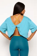 Remera blanca de algodón sustentable con diseño casual y torzado en la espalda.