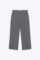 Pantalón culotte gris de tiro alto con bolsillos delanteros de vivo. Pierna ancha y cierre frontal con cremallera y gancho metálico.