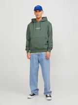 Canguro verde con capucha y cordones ajustables, bolsillo tipo canguro y puños y bajo acanalados. Estampado en relieve con el texto "Originals Studio BROUGHT TO YOU BY JACK&JONES® DESIGNED IN COPENHAGEN".