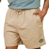 Bermuda de playa color arena, con cintura ajustable y logo de la marca en el lateral.